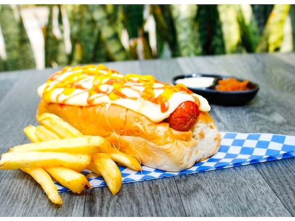 AMERICAN DOG+ ADICIONAL DE TOCINETA + PAPAS A LA FRANCESA