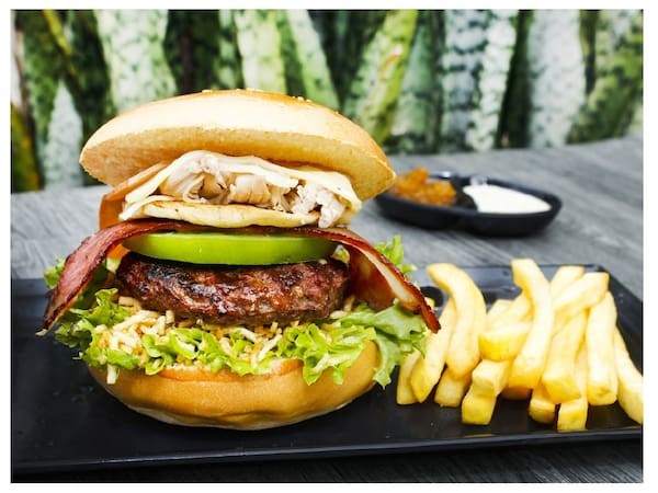 BURGER CHEDDAR + AROS DE CEBOLLA + TOCINETA + PAPAS A LA FRANCESA