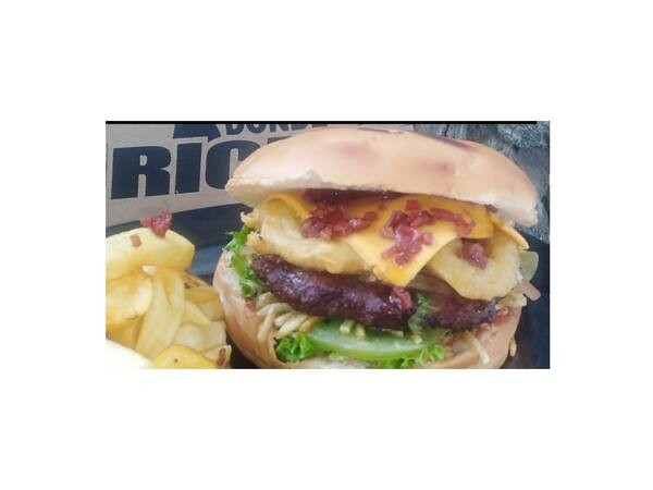 2X1HAMBURGUESA CHEDDAR CON AROS DE CEBOLLA +TOCINETA+ 2 GRANIZADAS